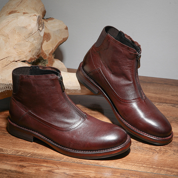 Topánky Chelsea z pravej kože, vrchná časť z pravej kože, kožená podrážka, okrúhla špička, stredná výška topán, nízky masívny podpätok (1–3 cm).