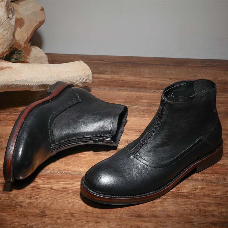 Topánky Chelsea z pravej kože, vrchná časť z pravej kože, kožená podrážka, okrúhla špička, stredná výška topán, nízky masívny podpätok (1–3 cm).