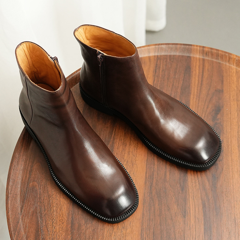 Chelsea čizme, vintage stil, zimski model srednje visine, gornji dio od kože prvog sloja krave; podstava od prirodne kože; ulošak od prirodne kože; gumeni potplat; visina pete niska 1-3 cm