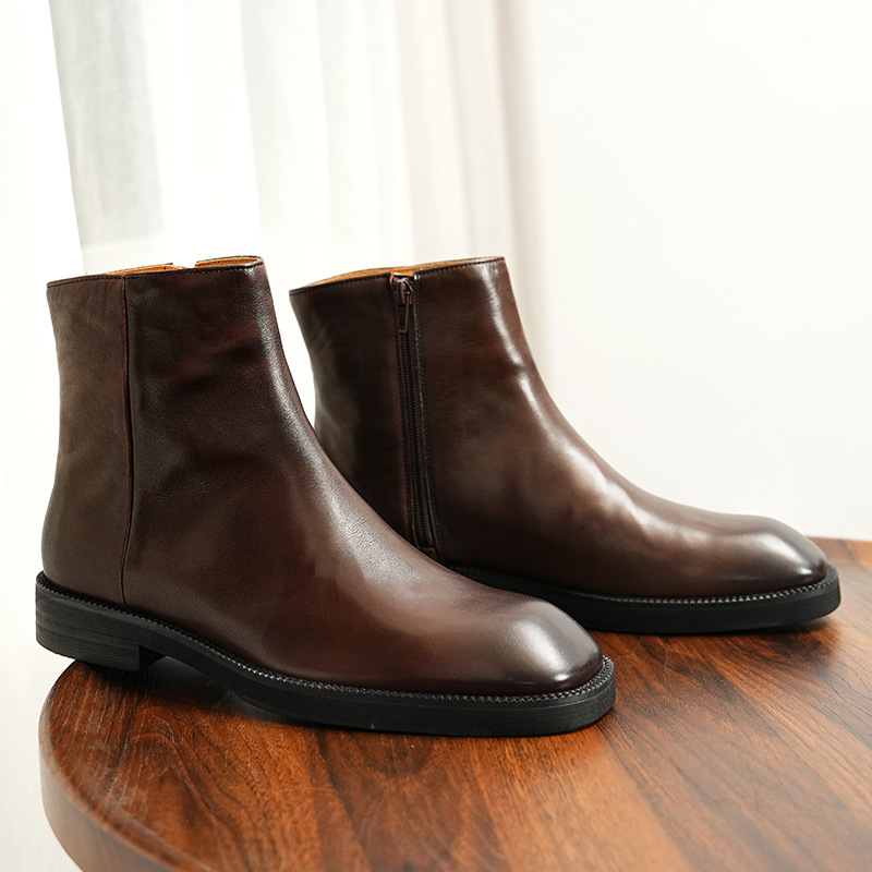 Chelsea čizme, vintage stil, zimski model srednje visine, gornji dio od kože prvog sloja krave; podstava od prirodne kože; ulošak od prirodne kože; gumeni potplat; visina pete niska 1-3 cm