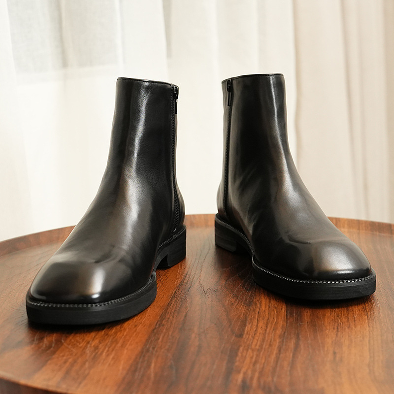 Chelsea čizme, vintage stil, zimski model srednje visine, gornji dio od kože prvog sloja krave; podstava od prirodne kože; ulošak od prirodne kože; gumeni potplat; visina pete niska 1-3 cm