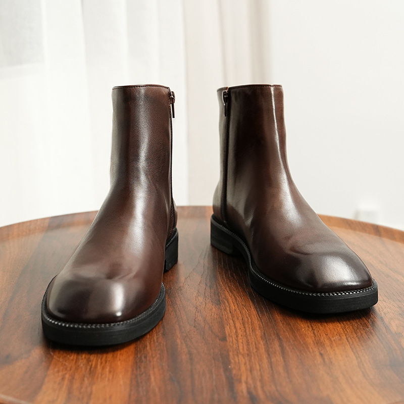 Chelsea čizme, vintage stil, zimski model srednje visine, gornji dio od kože prvog sloja krave; podstava od prirodne kože; ulošak od prirodne kože; gumeni potplat; visina pete niska 1-3 cm