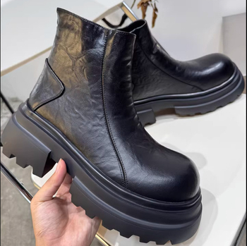 Ghete Martin unisex cu fermoar spate, partea superioară din split leather, vârf rotund, toc pătrat 6–8 cm, talpă din cauciuc-spumă