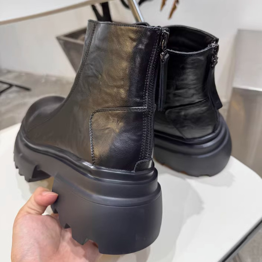 Ghete Martin unisex cu fermoar spate, partea superioară din split leather, vârf rotund, toc pătrat 6–8 cm, talpă din cauciuc-spumă