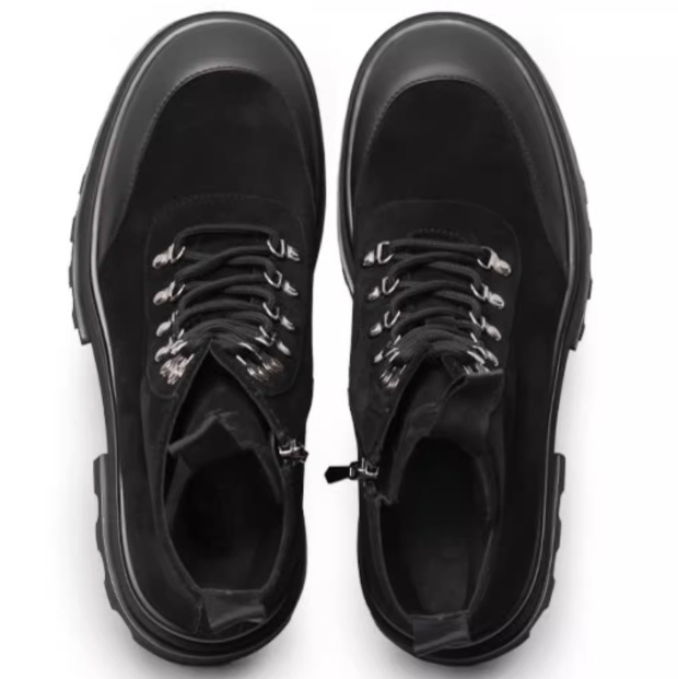 Ghete Martin, partea superioară din velur de piele de vițel, șireturi în față, talpă groasă din spumă de cauciuc, înălțime medie a gleznelor