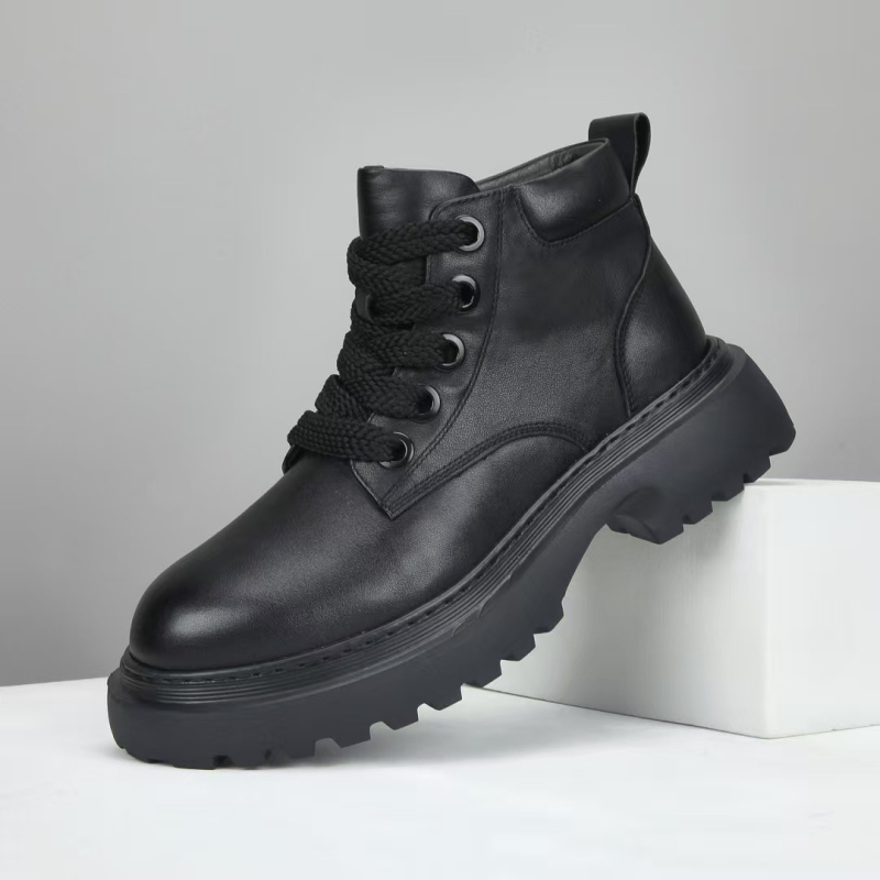 Muške Martin čizme, visoke, s gumenom pjenu podlogom, gornji dio od kože prve klase bivlje kože, zaobljeni vrh, srednje visina pete (3-5 cm)