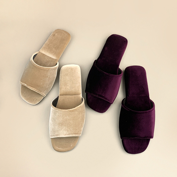 Slip-on beltéri cipő nubuk felsőrésszel és gumírozott talppal, egyszerű stílus, nyári 2025 kiadás