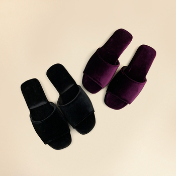 Slip-on beltéri cipő nubuk felsőrésszel és gumírozott talppal, egyszerű stílus, nyári 2025 kiadás