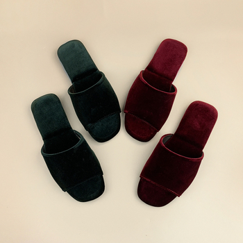 Slip-on beltéri cipő nubuk felsőrésszel és gumírozott talppal, egyszerű stílus, nyári 2025 kiadás