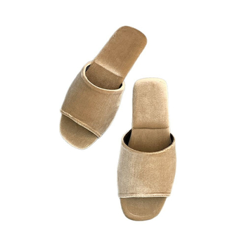 Slip-on beltéri cipő nubuk felsőrésszel és gumírozott talppal, egyszerű stílus, nyári 2025 kiadás