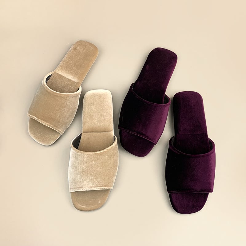 Slip-on beltéri cipő nubuk felsőrésszel és gumírozott talppal, egyszerű stílus, nyári 2025 kiadás