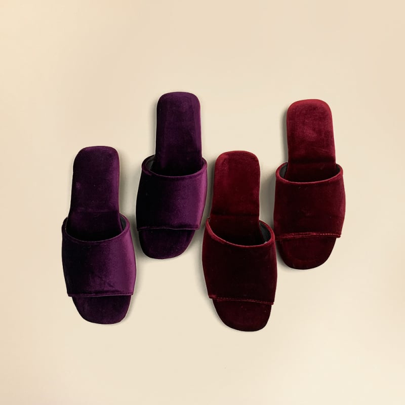 Slip-on beltéri cipő nubuk felsőrésszel és gumírozott talppal, egyszerű stílus, nyári 2025 kiadás