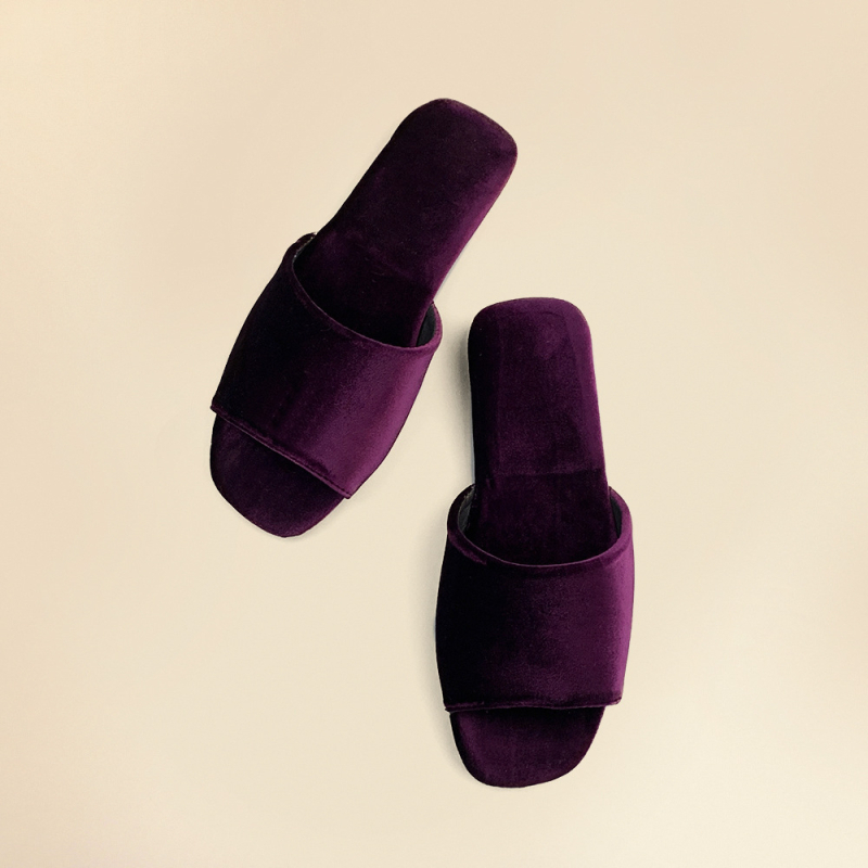 Slip-on beltéri cipő nubuk felsőrésszel és gumírozott talppal, egyszerű stílus, nyári 2025 kiadás