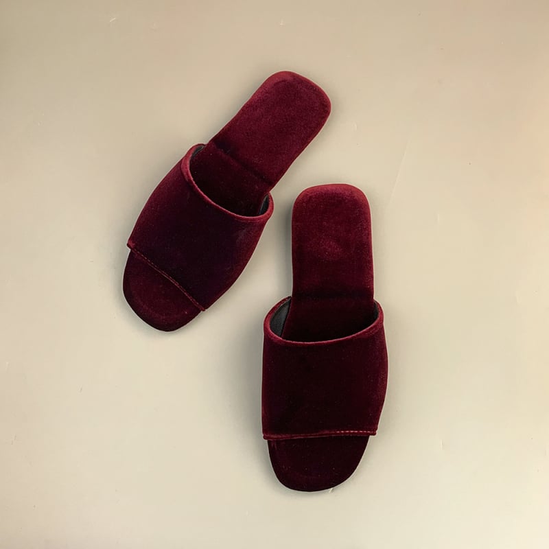 Slip-on beltéri cipő nubuk felsőrésszel és gumírozott talppal, egyszerű stílus, nyári 2025 kiadás