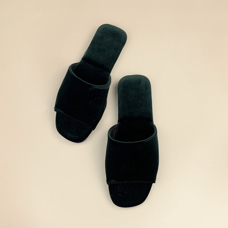 Slip-on beltéri cipő nubuk felsőrésszel és gumírozott talppal, egyszerű stílus, nyári 2025 kiadás