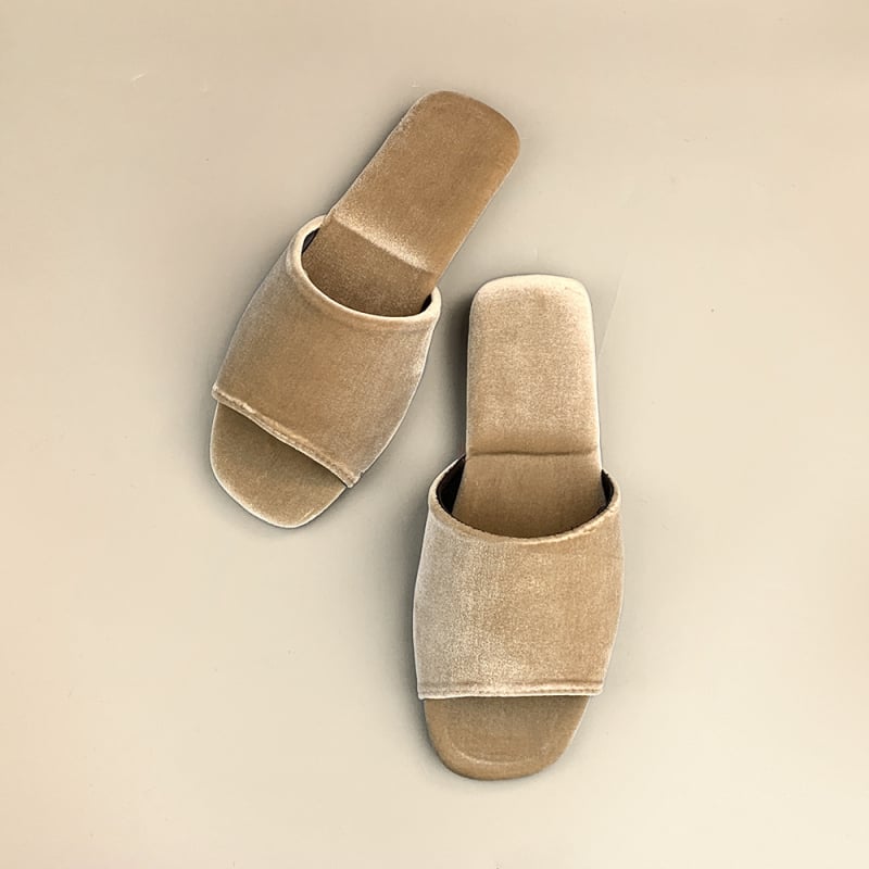 Slip-on beltéri cipő nubuk felsőrésszel és gumírozott talppal, egyszerű stílus, nyári 2025 kiadás