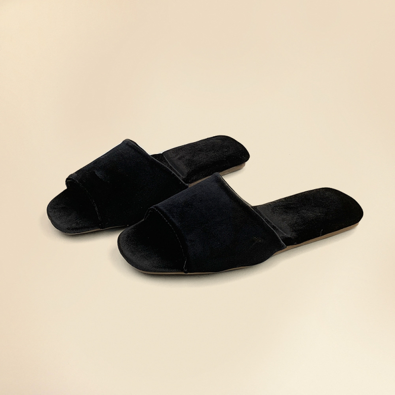 Slip-on beltéri cipő nubuk felsőrésszel és gumírozott talppal, egyszerű stílus, nyári 2025 kiadás