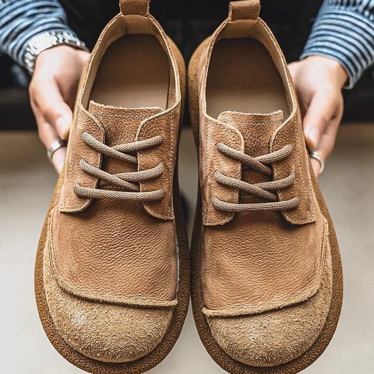 Férfi Martin csizmák, vintage stílus, bokát érő fazon, fűzős elülső rész, PU felső rész, PU bélés és talpbetét, műanyag talp öntött technológiával, kerek orr, alacsony sarkú 1-3 cm