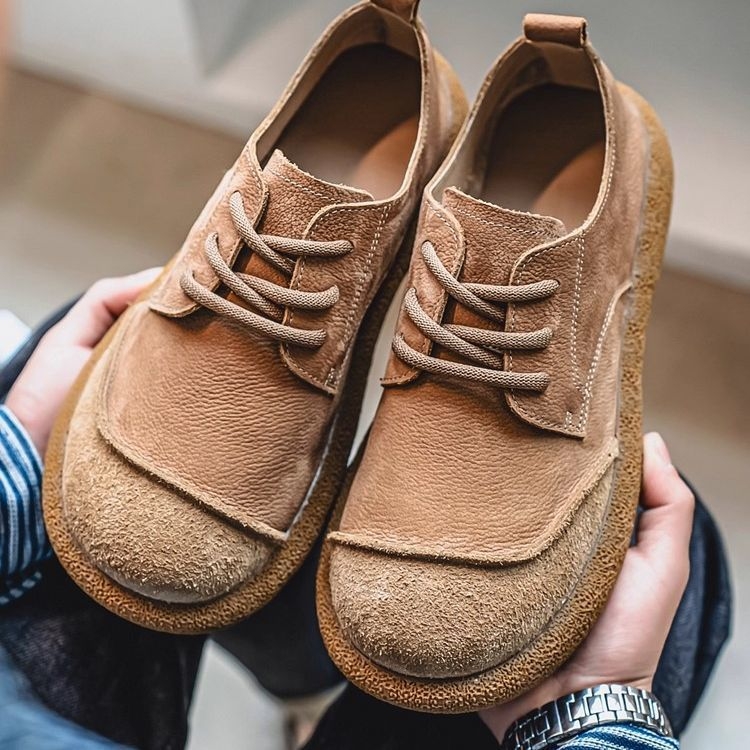 Férfi Martin csizmák, vintage stílus, bokát érő fazon, fűzős elülső rész, PU felső rész, PU bélés és talpbetét, műanyag talp öntött technológiával, kerek orr, alacsony sarkú 1-3 cm