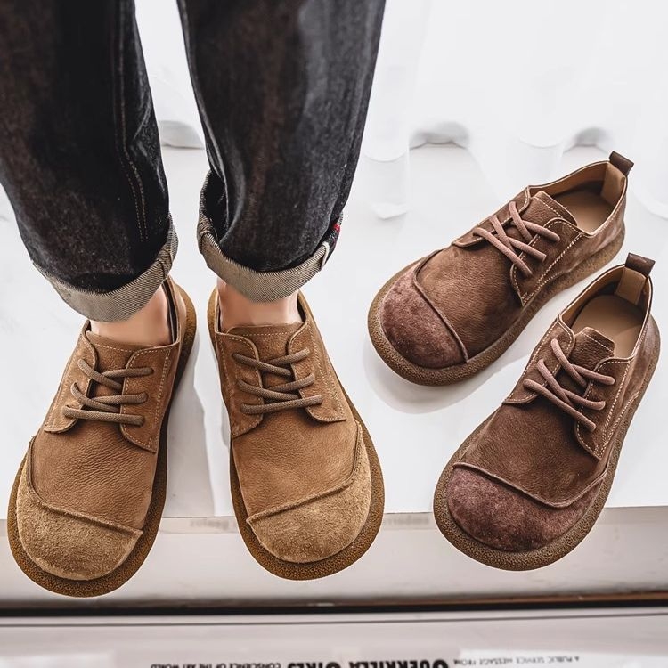 Férfi Martin csizmák, vintage stílus, bokát érő fazon, fűzős elülső rész, PU felső rész, PU bélés és talpbetét, műanyag talp öntött technológiával, kerek orr, alacsony sarkú 1-3 cm