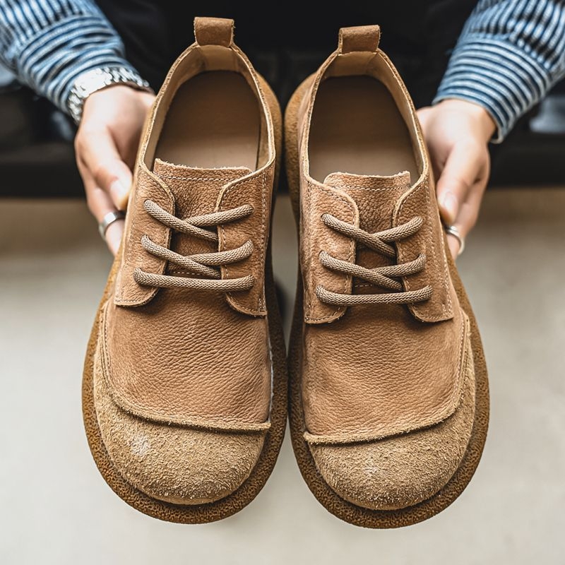 Férfi Martin csizmák, vintage stílus, bokát érő fazon, fűzős elülső rész, PU felső rész, PU bélés és talpbetét, műanyag talp öntött technológiával, kerek orr, alacsony sarkú 1-3 cm