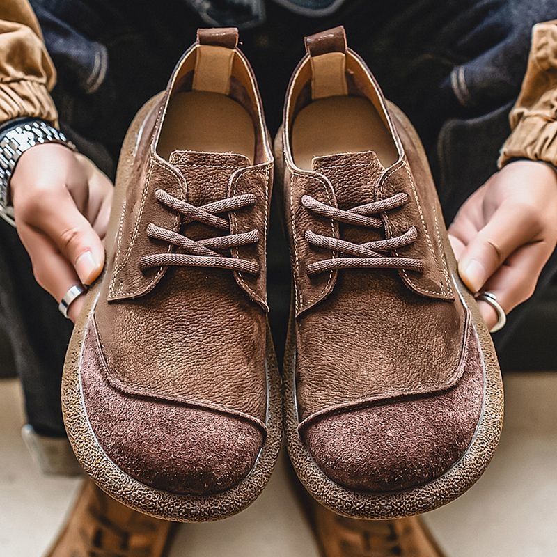 Férfi Martin csizmák, vintage stílus, bokát érő fazon, fűzős elülső rész, PU felső rész, PU bélés és talpbetét, műanyag talp öntött technológiával, kerek orr, alacsony sarkú 1-3 cm