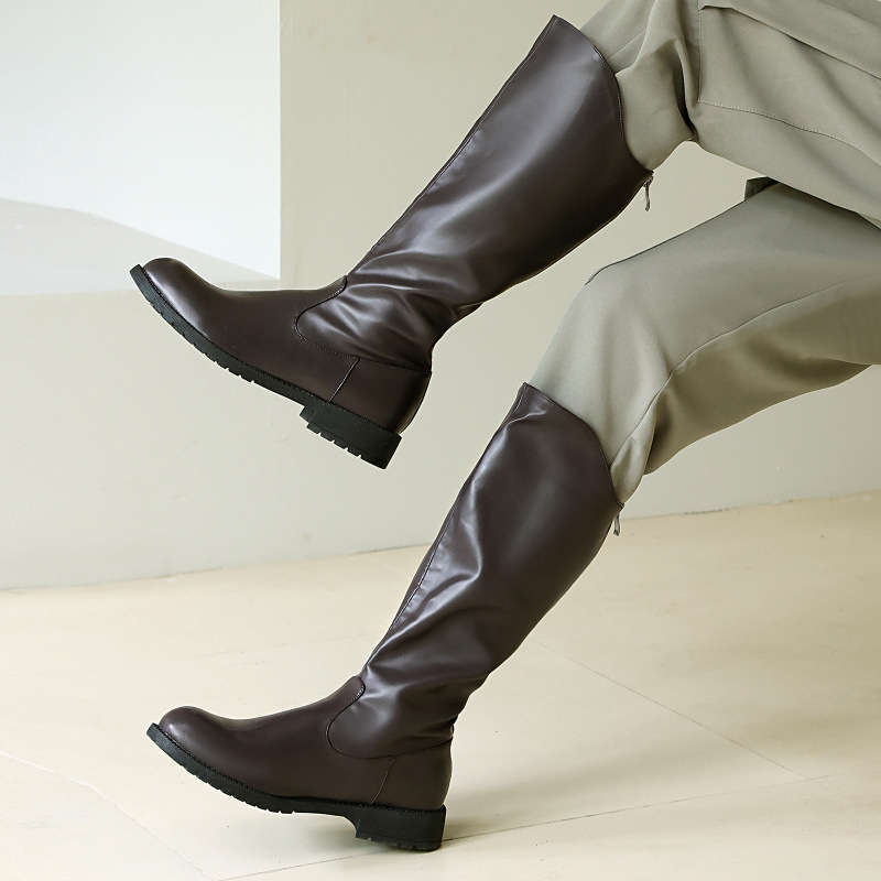 Jazdecké čižmy, vrchný materiál umelej PU, výška nad kolená, zaoblená špička, gumová podrážka, nízky podpätok