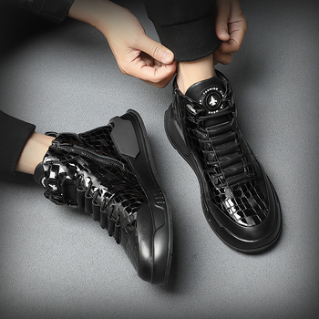 Kožne visoke čizme, gornji dio od dvostruke teleće kože, gumeni potplat, okrugli vrh, niska potpetica