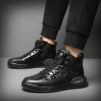 Kožne visoke čizme, gornji dio od dvostruke teleće kože, gumeni potplat, okrugli vrh, niska potpetica