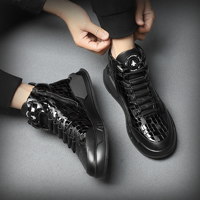 Kožne visoke čizme, gornji dio od dvostruke teleće kože, gumeni potplat, okrugli vrh, niska potpetica