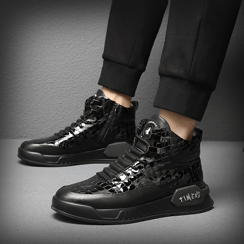 Kožne visoke čizme, gornji dio od dvostruke teleće kože, gumeni potplat, okrugli vrh, niska potpetica