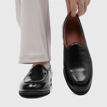 Pánske mokasíny z umelej kože, EVA podrážka, PU podšívka, ostro špičatý nos, ľahké obúvanie, business casual štýl, uvedenie na trh jesenná 2025
