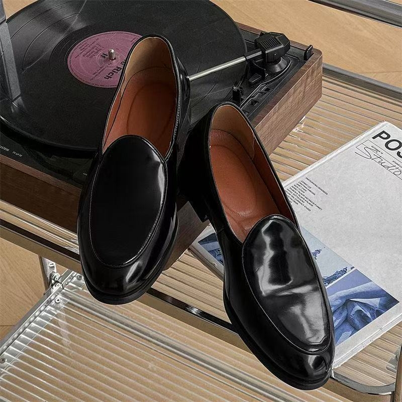 Pánske mokasíny z umelej kože, EVA podrážka, PU podšívka, ostro špičatý nos, ľahké obúvanie, business casual štýl, uvedenie na trh jesenná 2025