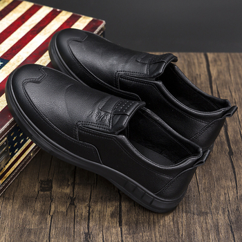 Pánske loafers – PU vrchná časť, okrúhla špička, textilná stielka, bavlnená podšívka, podrážka injektovaná