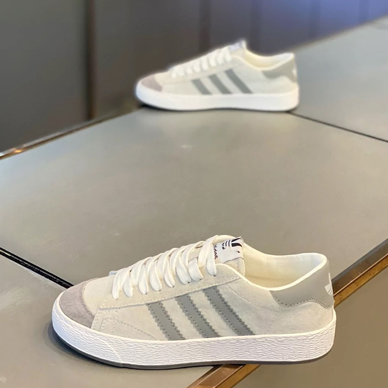 Skate tenisice s gornjim dijelom od mikrovlakna, zaobljeni vrh, prugasti uzorak, mrežasta podstava – proljeće, denim tenisice casual