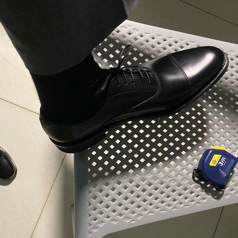 Ανδρικά επίσημα δερμάτινα παπούτσια με αύξηση ύψους — υψηλό επάνω μέρος από δέρμα μικροϊνών, επένδυση από μικροϊνές, σόλα καουτσούκ, κορδόνια, μυτερός πάτος