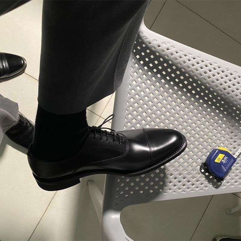 Ανδρικά επίσημα δερμάτινα παπούτσια με αύξηση ύψους — υψηλό επάνω μέρος από δέρμα μικροϊνών, επένδυση από μικροϊνές, σόλα καουτσούκ, κορδόνια, μυτερός πάτος