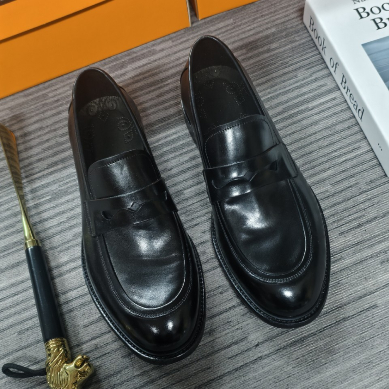 Muške loafers bez vezivanja, gornji dio od konjske kože, okrugli vrh, zrnata koža, niski potpetica 1–3 cm