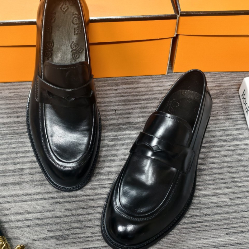 Muške loafers bez vezivanja, gornji dio od konjske kože, okrugli vrh, zrnata koža, niski potpetica 1–3 cm