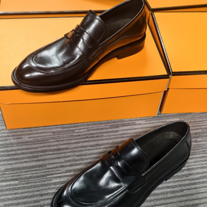 Muške loafers bez vezivanja, gornji dio od konjske kože, okrugli vrh, zrnata koža, niski potpetica 1–3 cm