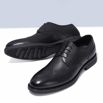Pantofi masculini din piele cu gravură brogue – partea superioară din microfibră, vârf ascuțit, închidere cu șireturi, talpă din cauciuc, căptușeală din blană de iepure, stil minimalist, primăvara 2024