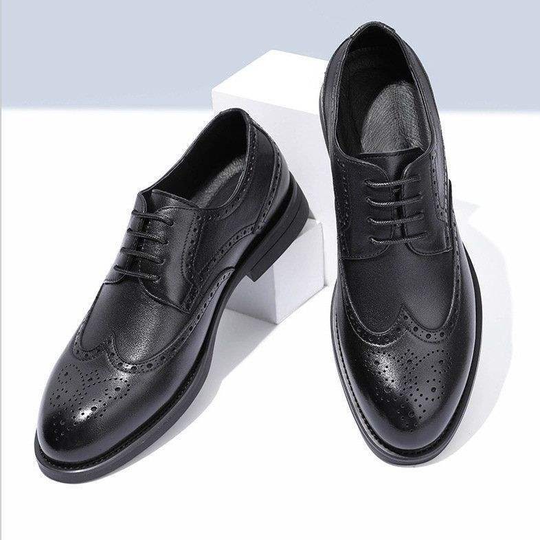 Pantofi masculini din piele cu gravură brogue – partea superioară din microfibră, vârf ascuțit, închidere cu șireturi, talpă din cauciuc, căptușeală din blană de iepure, stil minimalist, primăvara 2024
