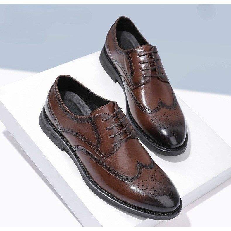 Pantofi masculini din piele cu gravură brogue – partea superioară din microfibră, vârf ascuțit, închidere cu șireturi, talpă din cauciuc, căptușeală din blană de iepure, stil minimalist, primăvara 2024