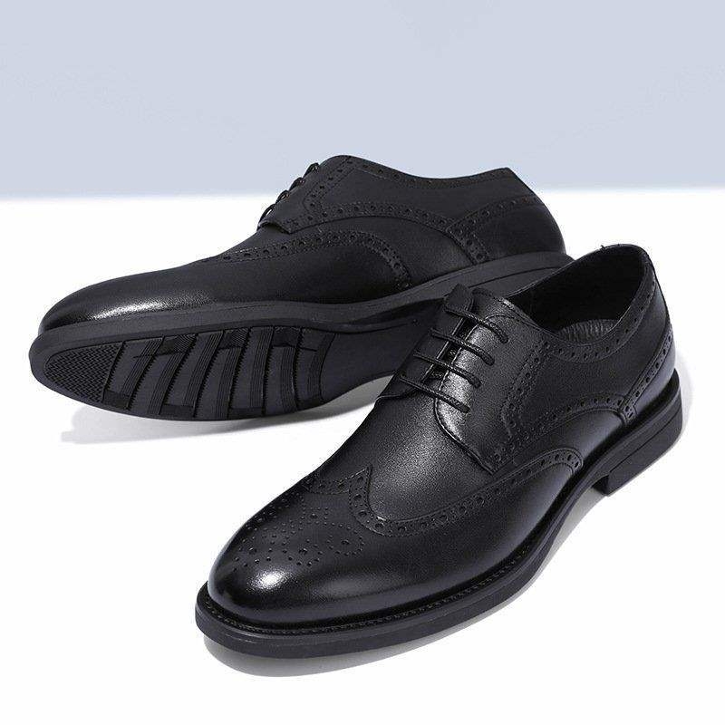 Pantofi masculini din piele cu gravură brogue – partea superioară din microfibră, vârf ascuțit, închidere cu șireturi, talpă din cauciuc, căptușeală din blană de iepure, stil minimalist, primăvara 2024