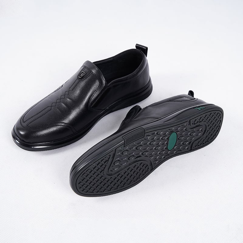 Vyriniai odiniai batai, pirmosios sluoksnio karvės odos, vidinis pamušalas iš pirmosios kiaulienos odos, gumos padas, apvalus pirštas, žemas viršus, minimalistinis stilius