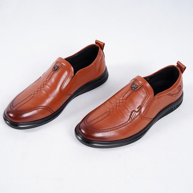 Vyriniai odiniai batai, pirmosios sluoksnio karvės odos, vidinis pamušalas iš pirmosios kiaulienos odos, gumos padas, apvalus pirštas, žemas viršus, minimalistinis stilius