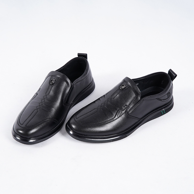 Vyriniai odiniai batai, pirmosios sluoksnio karvės odos, vidinis pamušalas iš pirmosios kiaulienos odos, gumos padas, apvalus pirštas, žemas viršus, minimalistinis stilius