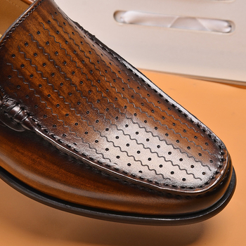 Vīriešu ikdienas ādas loaferi ar elpojošu dizainu; augšdaļa no divslāņu liellā ādas; zole no liellā teļa cīpslas; apaļa purngala; zems papēdis 1–3 cm