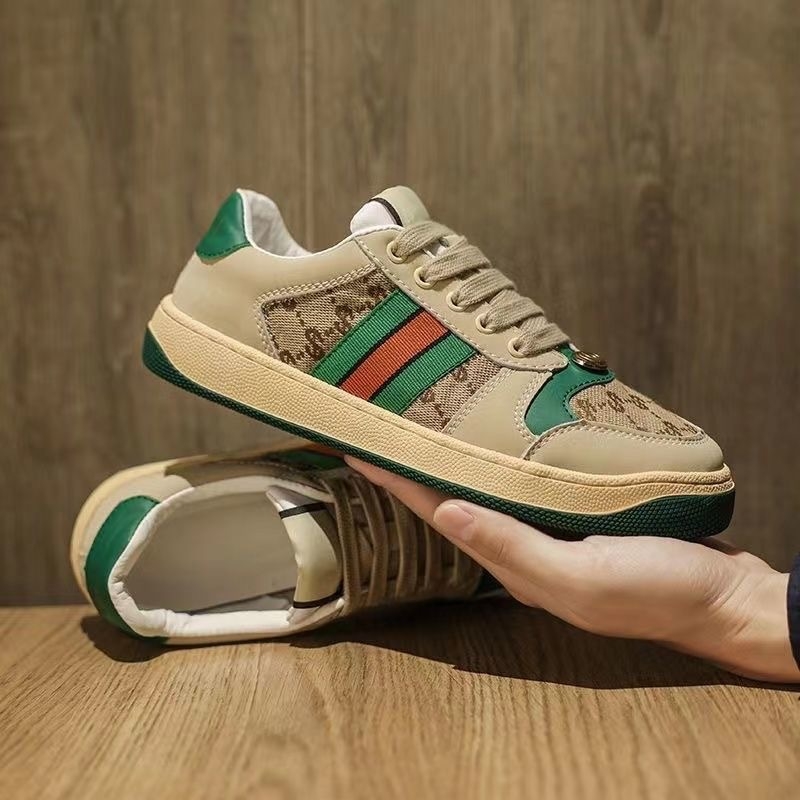Muške skate tenisice s okruglim vrhom, gornji dio od sintetičke kože, niski kroj, prednje vezanje.