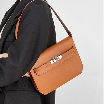 Geantă messenger din piele naturală, construcție din piele de vacă dublă, deschidere cu capac, unisex, cu trei curele